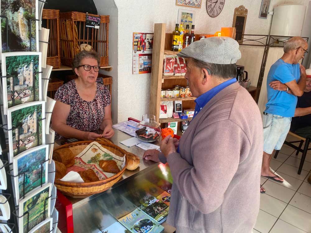 Dépôt de pain et la poste à Fons