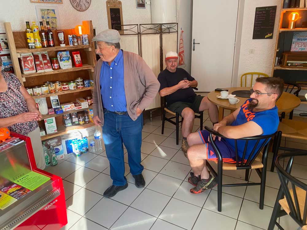 Dépôt de pain et la poste à Fons